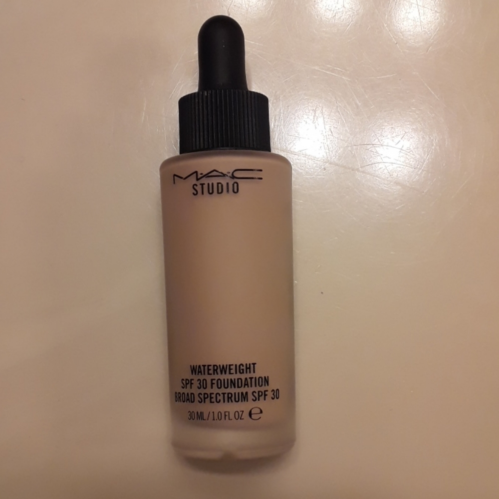 Mac Waterweight Foundation NC20